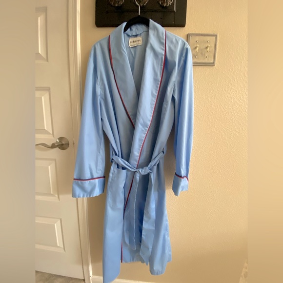 Vintage baby blue robe in excellent condition. Tie belt included. - Picture 1 of 5